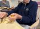Atelier épluchage pomme de terre à l'unité protégée Le Bocage La Penne-sur-Huveaune